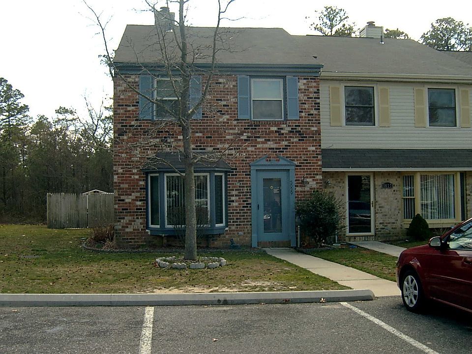 Desireable End Unit Townhouse in Oakcrest Estates