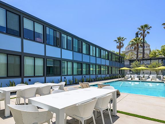 4th image of 949 W Adams Blvd #38A