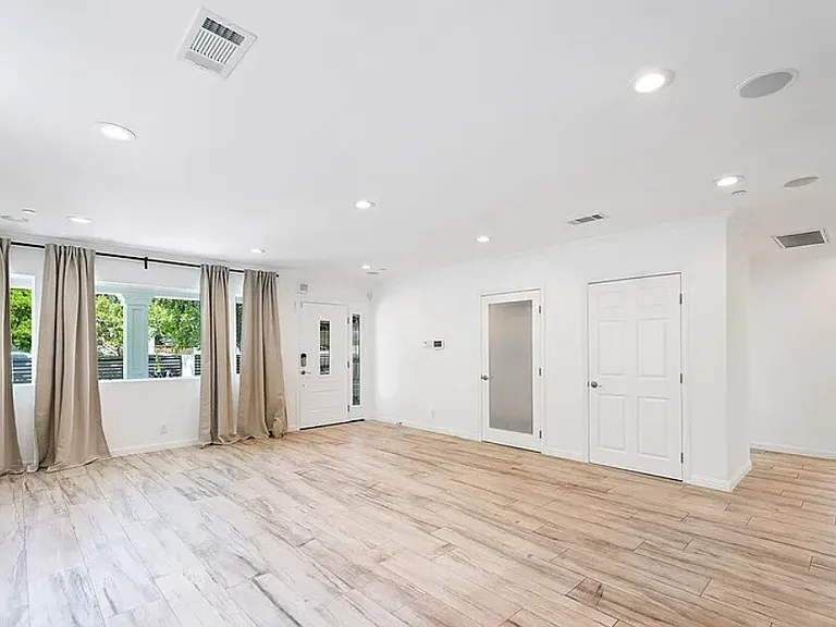 4524 Tobias Ave — Photo 6