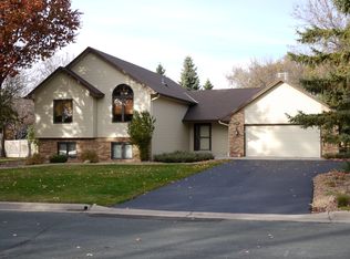 400 Interlachen Ln, Burnsville, MN 55306