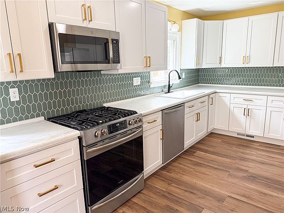 4th image of 412 Alexander Ave