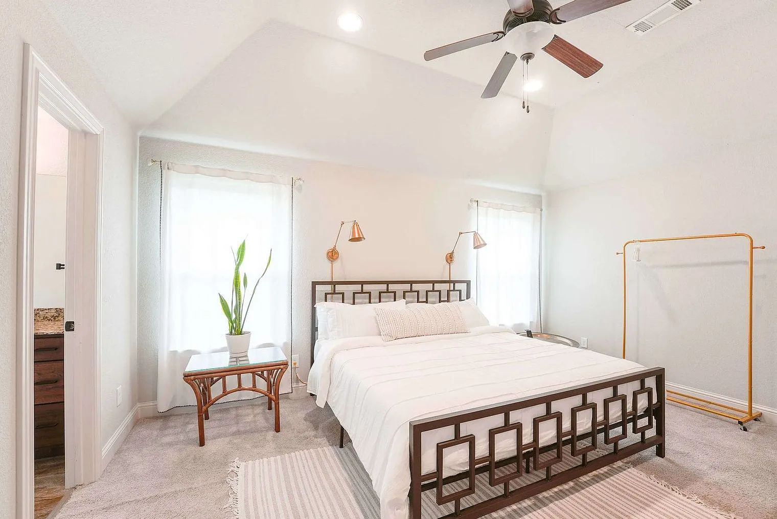 3 bed, 2.0 bath, 1679 sqft, $2,920 — Photo 4