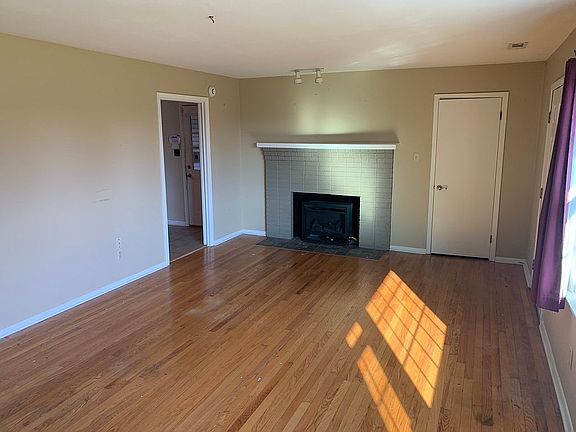 3rd image of 1017 W Park Dr