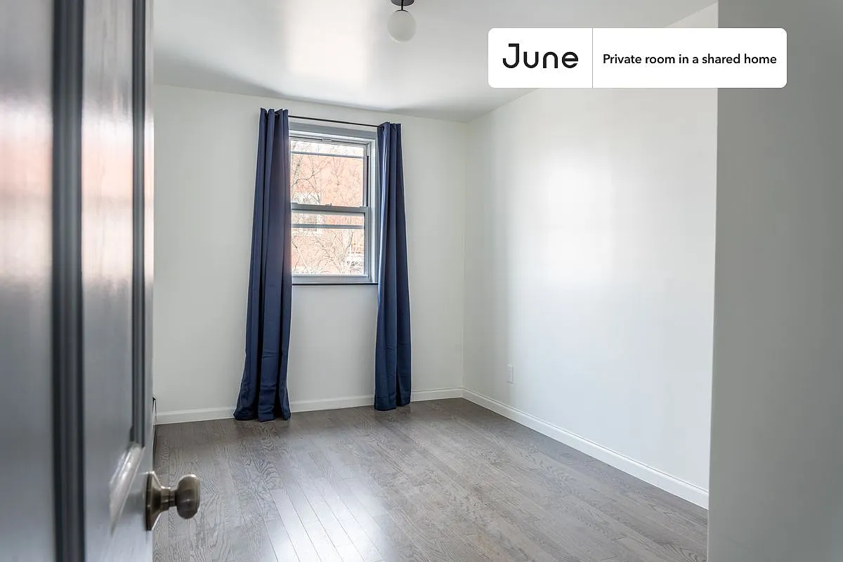 Queen bedroom in 4 bed/2 bath home in Astoria #979 A — Photo 2