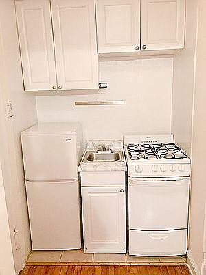 3rd image of 126 E 39th St APT B