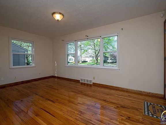 3rd image of 2312 SW Seabrook Ave