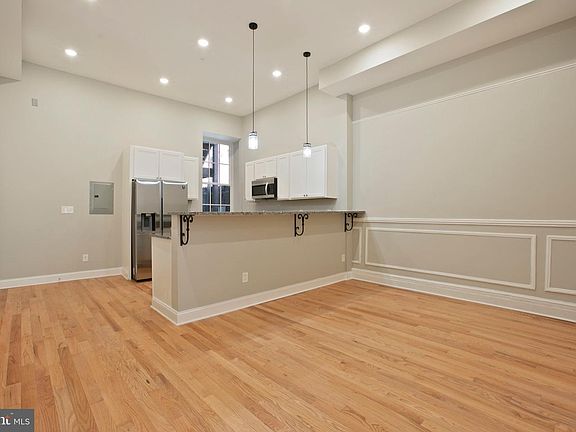 2nd image of 106 W Saratoga St