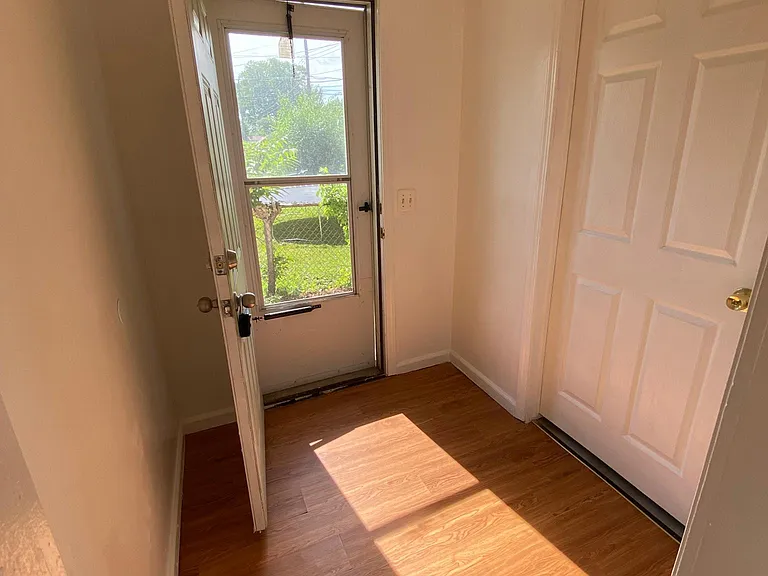 8221 Chalmers Ave — Photo 4