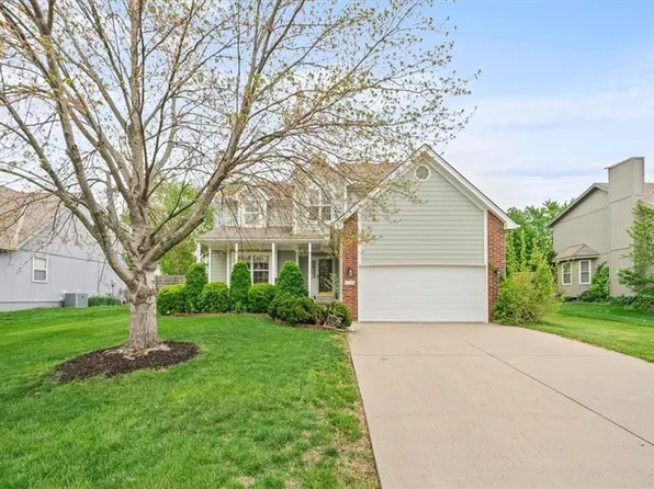 313 SE Canterbury Ln, Lees Summit, MO 64063