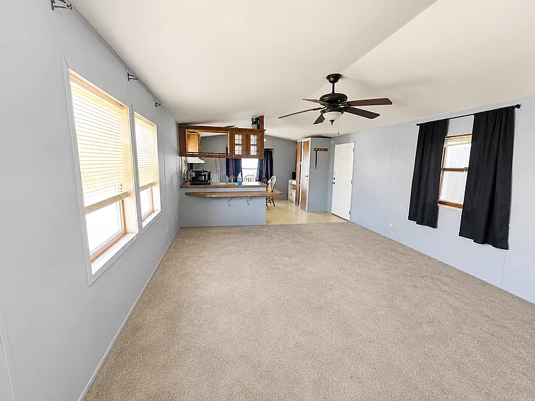 546 Selkirk Dr — Photo 4