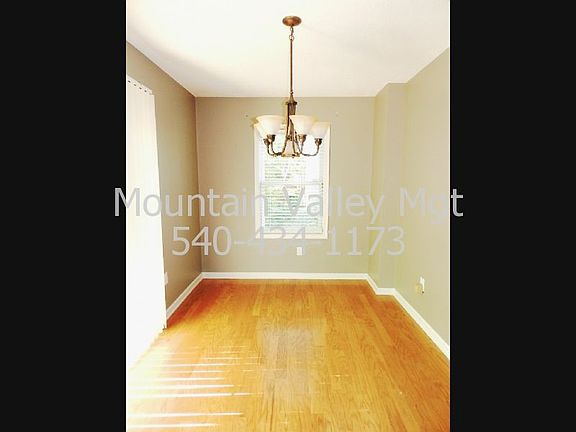 4th image of 908 Camelot Ln
