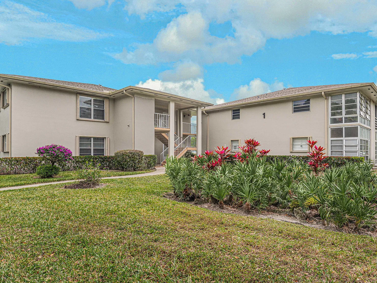 1 bed, 1.5 bath, 800 sqft, $1,400 — Photo 1