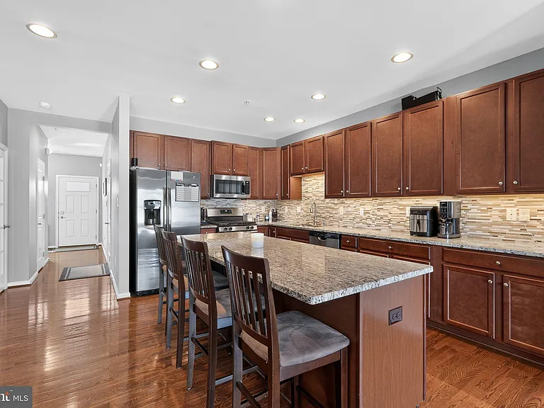 1551 Emily Ct — Photo 11