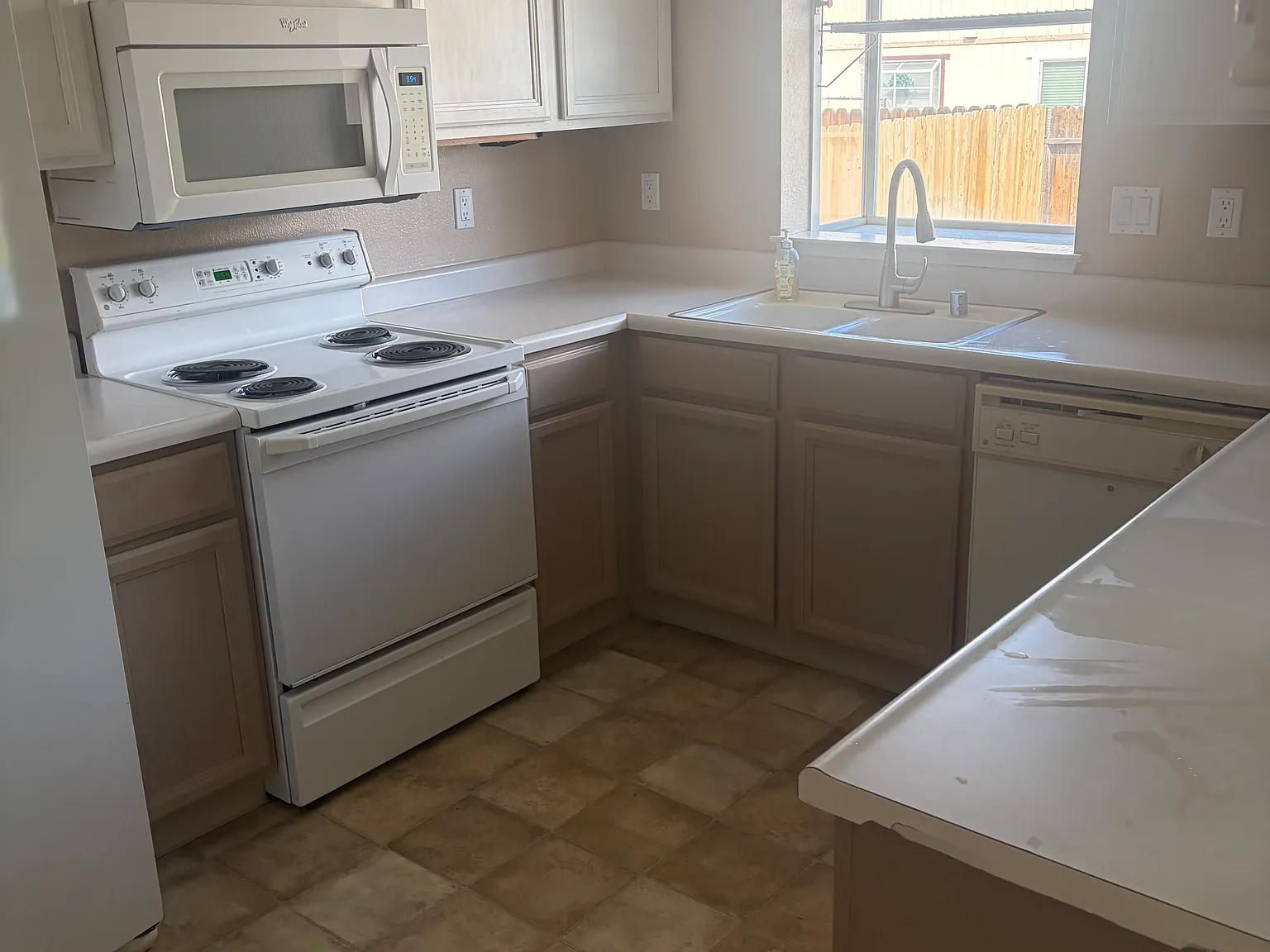 3 bed, 1444 sqft, $1,900 — Photo 3