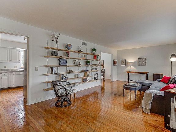 5th image of 108 Beechpoint Dr