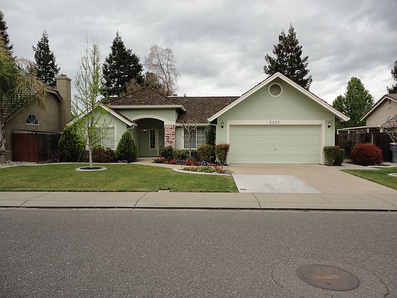 3rd image of 2237 Country Manor Dr