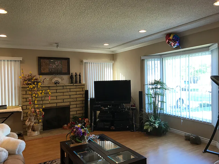 4638 Blackthorne Ave — Photo 9