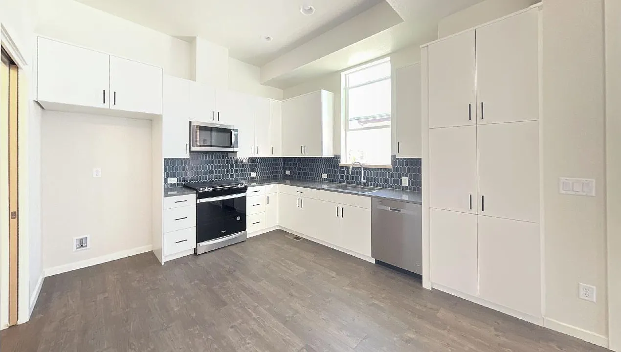 3 bed, 1248 sqft, $2,500 — Photo 2