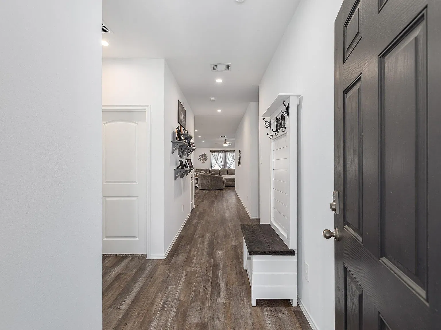 4 bed, 2.0 bath, 1796 sqft, $2,300 — Photo 4