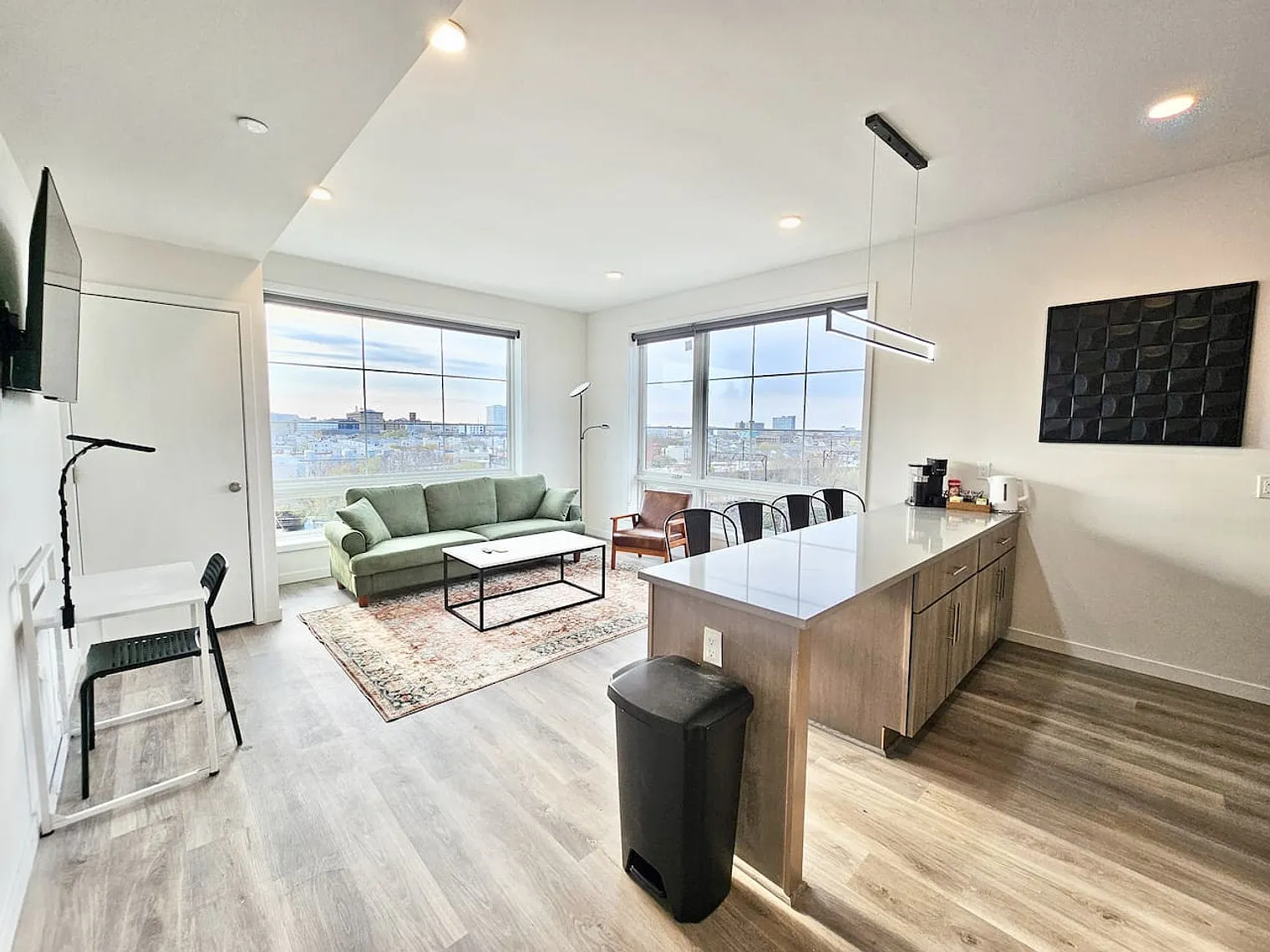 2 bed, 2.0 bath, 8180 sqft, $4,614 — Photo 2