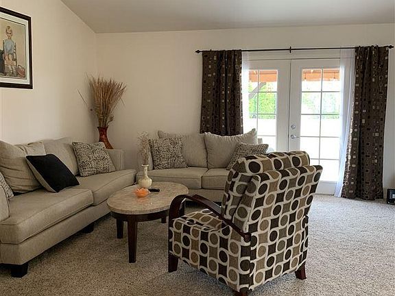 4th image of 618 Riverstone Dr