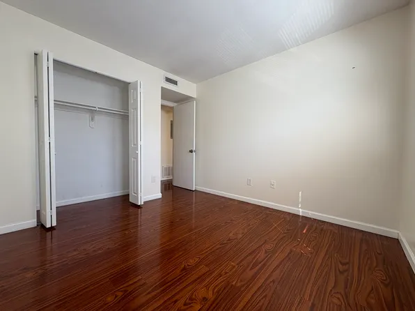 137 N 9th St, Philadelphia, PA 19107