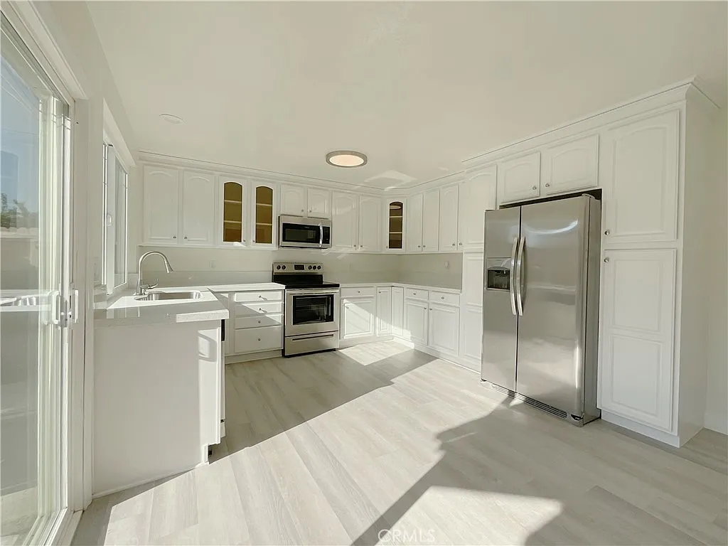 2 bed, 1.0 bath, 954 sqft, $3,300 — Photo 4