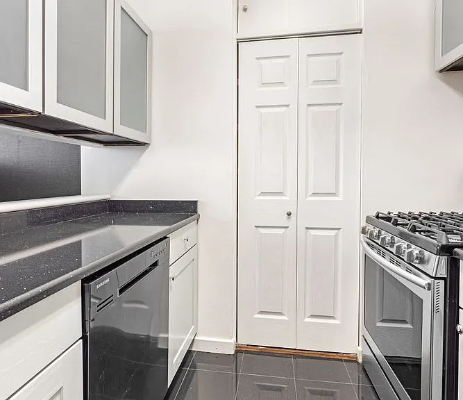 145 E 48th St #8D — Photo 4