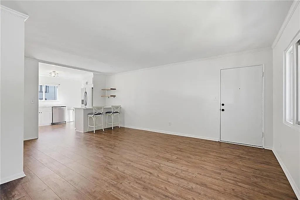 2 bed, 850 sqft, $1,925 — Photo 3
