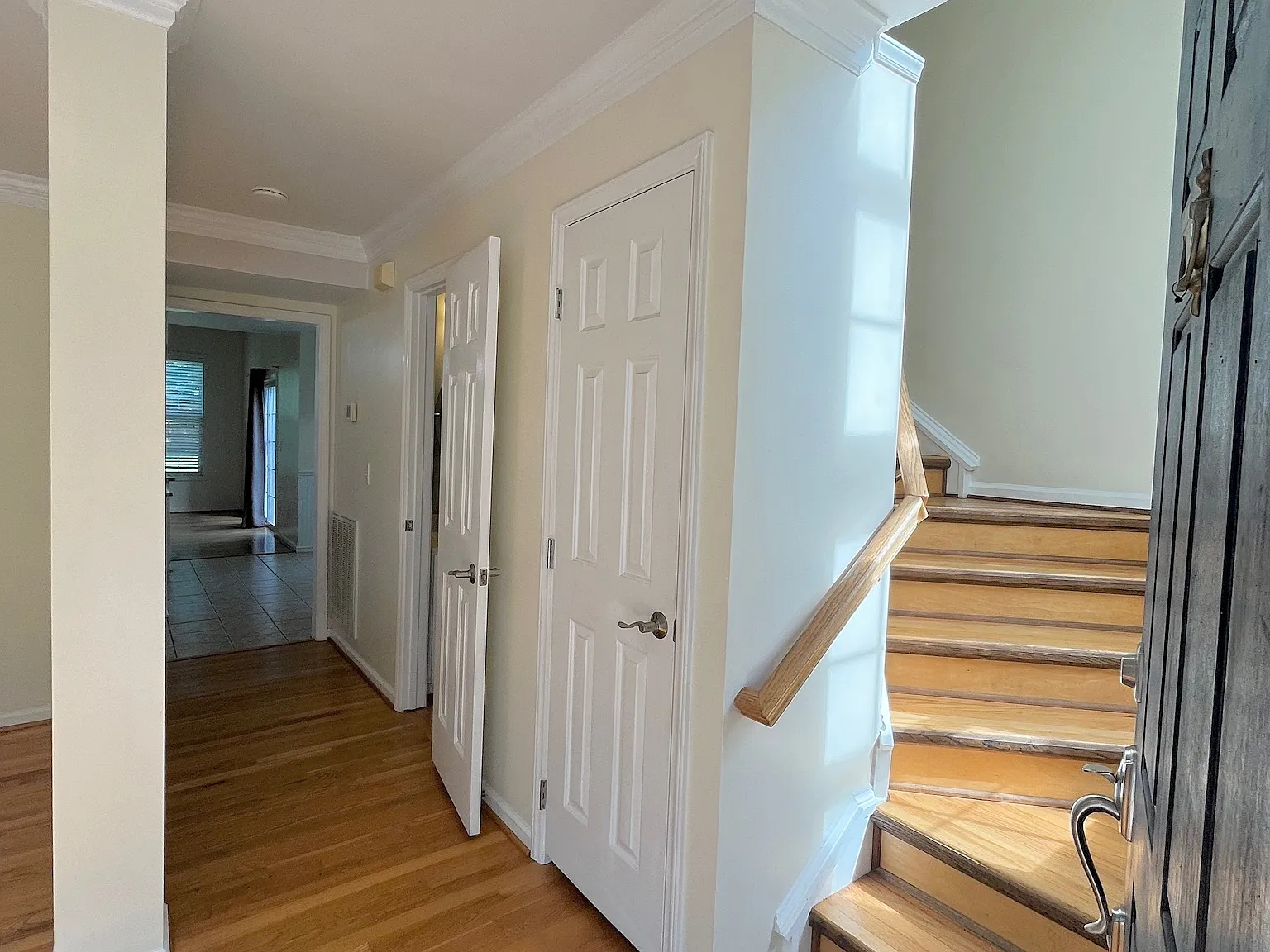4 bed, 2.5 bath, 2400 sqft, $3,000 — Photo 2
