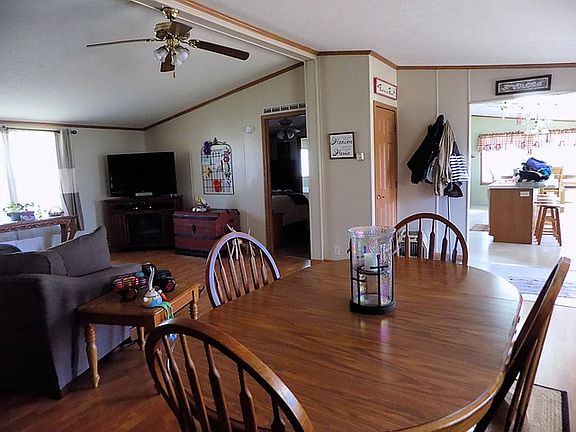 4th image of 619 Carriage Lane Est