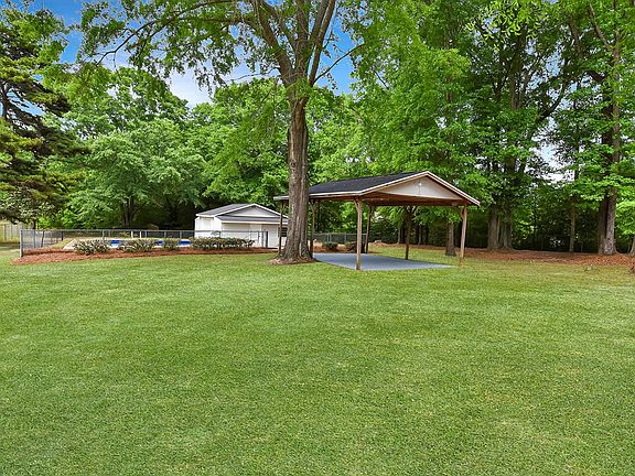 3rd image of 393 Oak Hill Dr