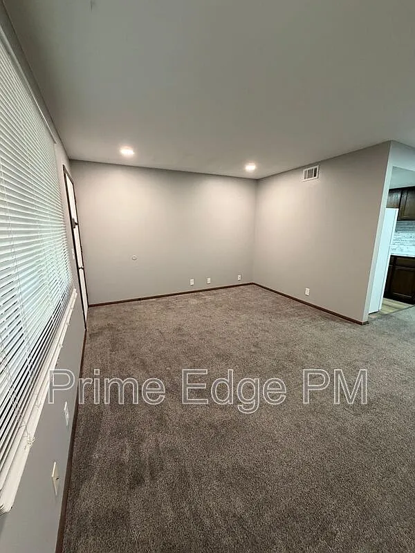 1 bed, 1.0 bath, 608 sqft, $900 — Photo 2