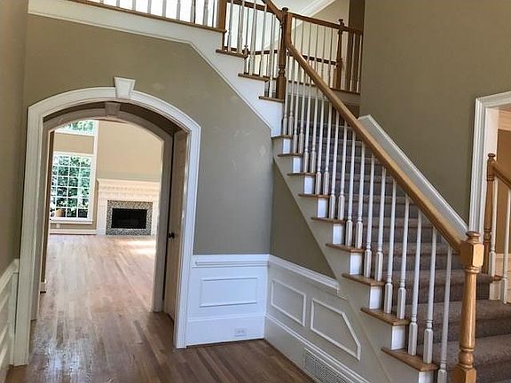 2nd image of 450 Newport Hts