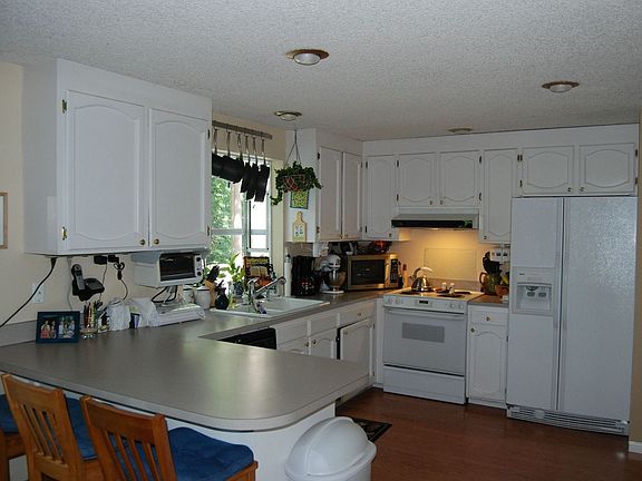 Kitchen with eat-in bar