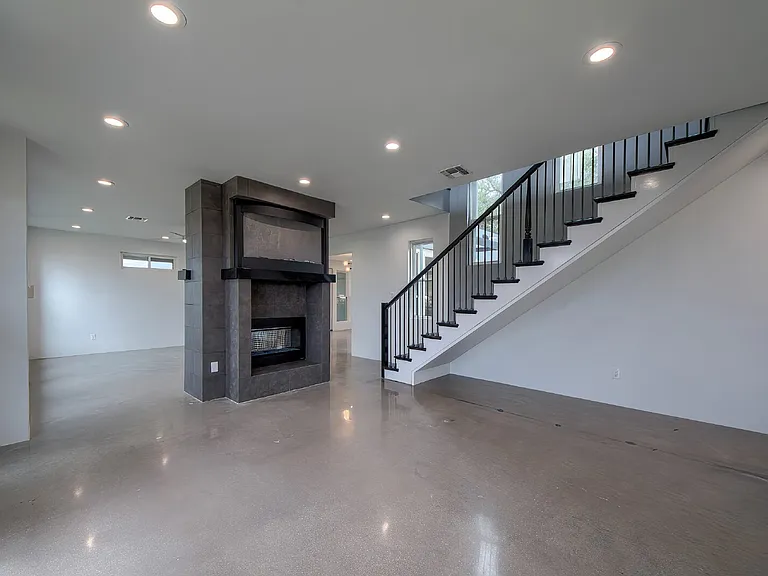 714 Misty Water Ln — Photo 3