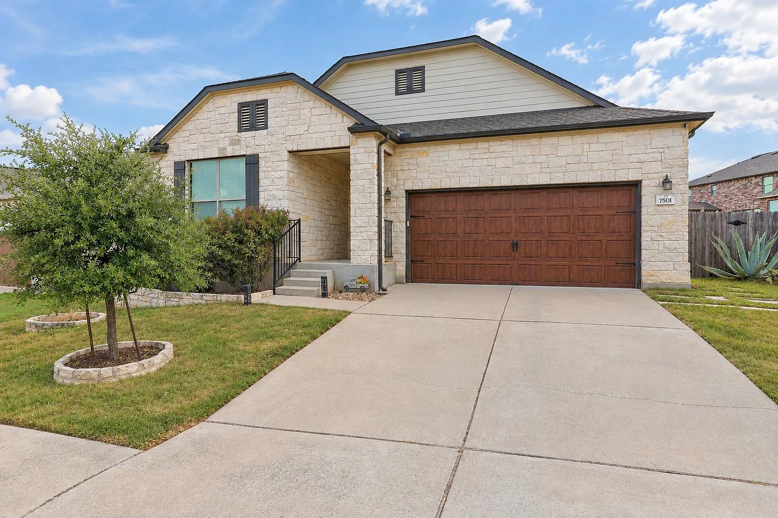3 bed, 2.0 bath, 1983 sqft, $2,900 — Photo 1