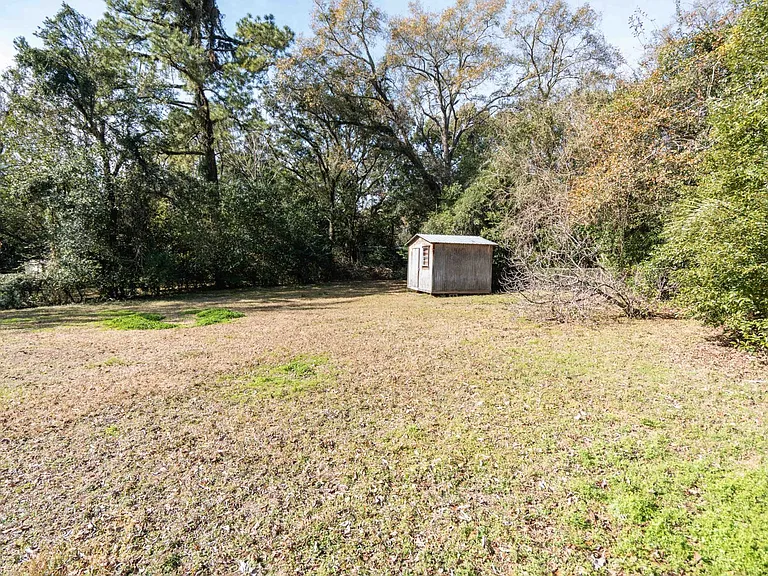 406 Essex Dr — Photo 37
