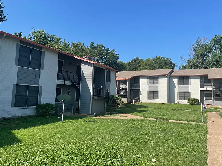 Ennis Place Apartments: Leasing Specials! Great location & Upgrades! — Photo 41