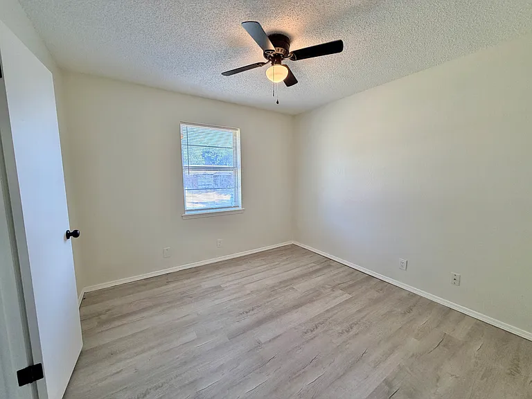 212 E Maple Ave — Photo 6