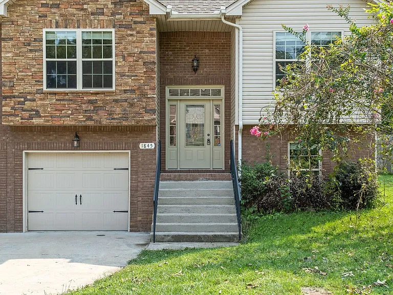 1845 Deerstand Dr — Photo 3