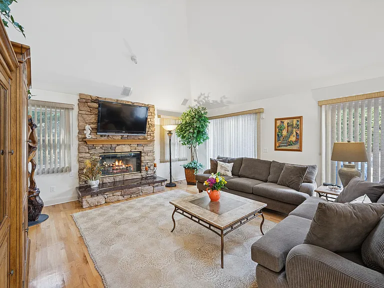126 Malloy Dr — Photo 5
