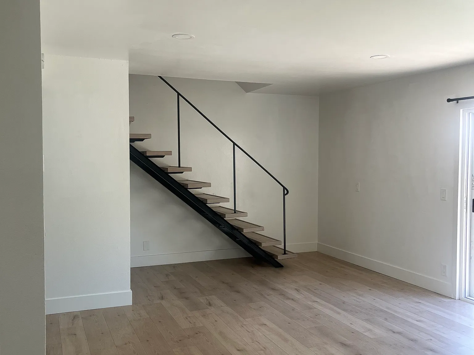 2 bed, 1.5 bath, 900 sqft, $3,500 — Photo 3