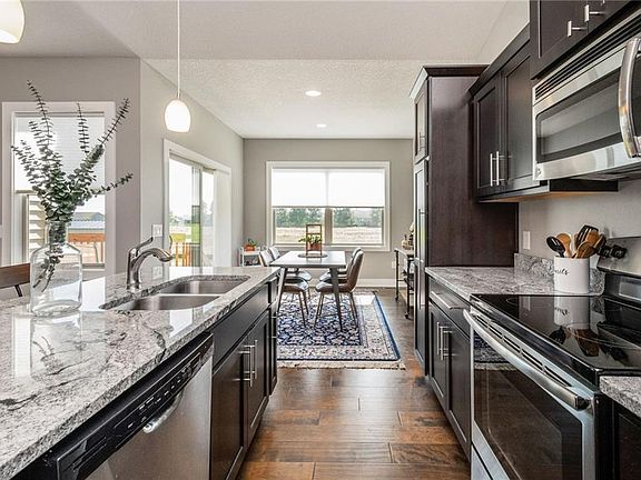 4th image of 165 SE Wildflower Dr