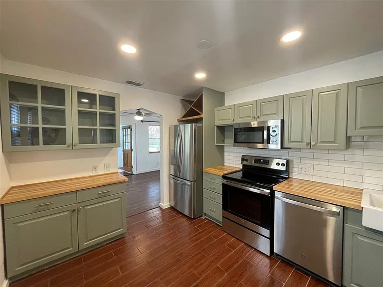 4221 Burlington Ave N — Photo 5
