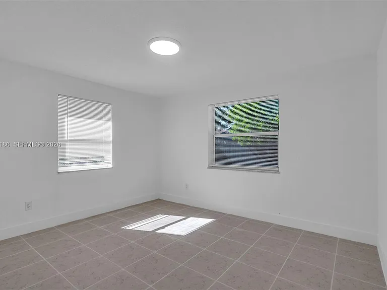 124 SE 2nd Ter #1-2 — Photo 9