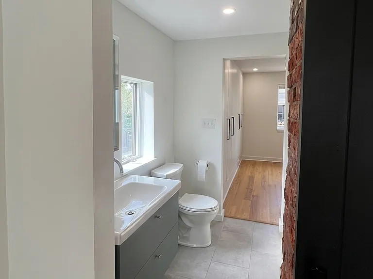 2nd floor Bathroom | Access from both bedrooms