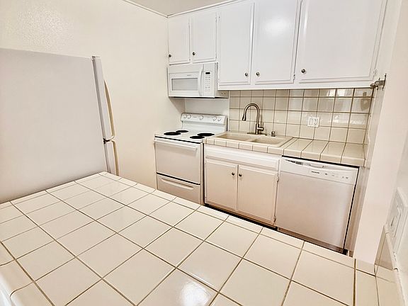 5th image of 906 Camino Real Unit 103