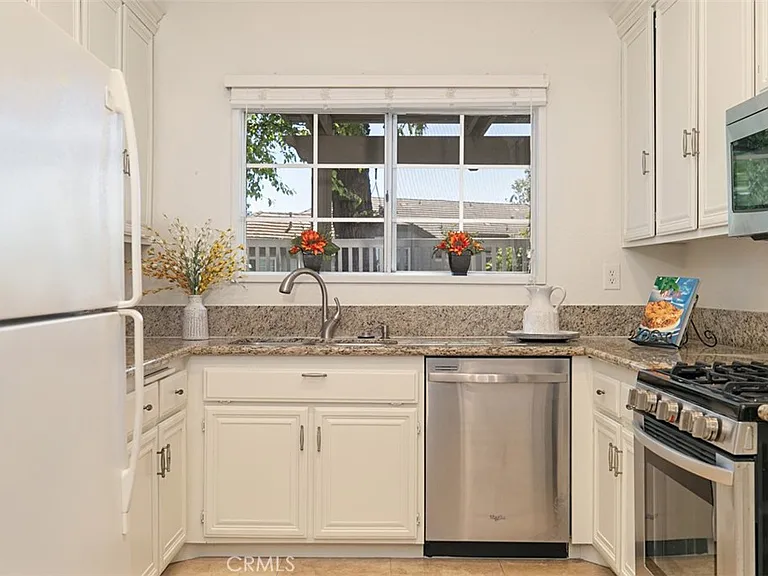 24392 Kingston Ct — Photo 11