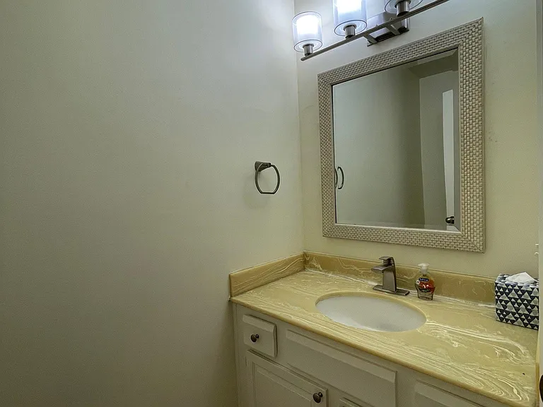 1122 Campbell St #1 — Photo 6